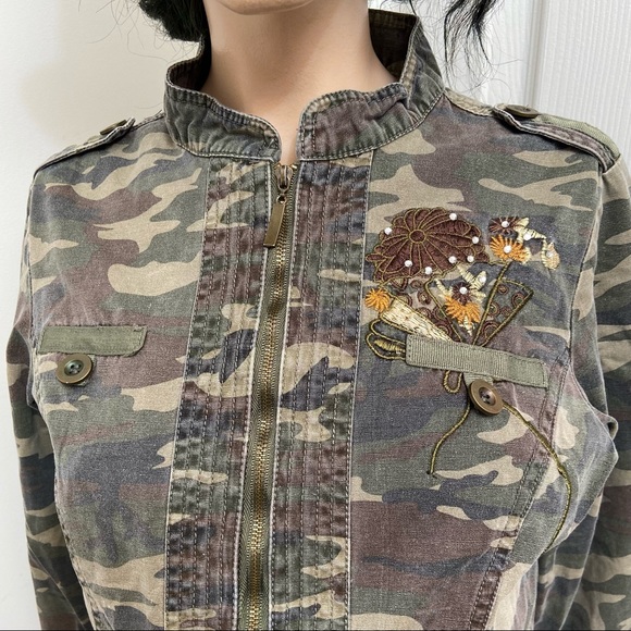 Sirens girls camouflage embroidery detailing zipper front jacket. Size S. Used. - Picture 9 of 14